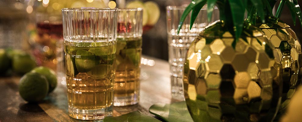 Dekoration und Getränke auf einer Mottoparty